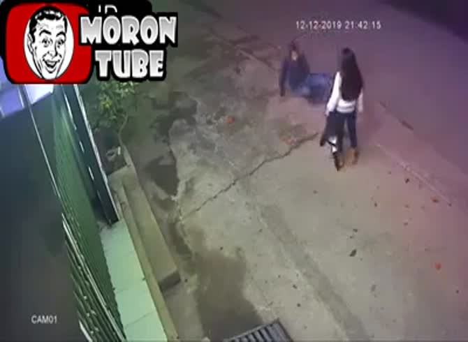 Video :He fights with his girlfriend and uses a brick to knock himself out